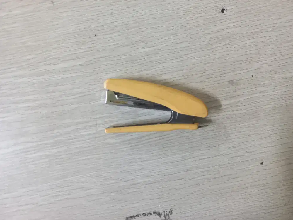 STAPLES WARNA KUNING
