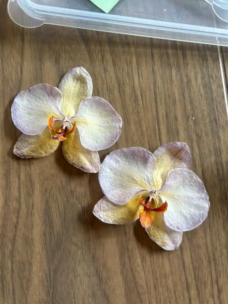 Pengrajin aksesoris resin terbuat dari bunga asli