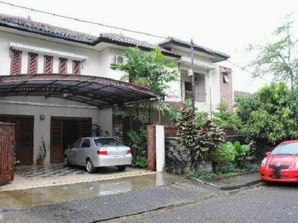 Dijual Rumah 2 Lantai, Luas 450m2, Siap Huni, 4+1 Kamar Tidur, SHM, Bisa KPR, di Kawasan Elit Old Money Jakarta Selatan