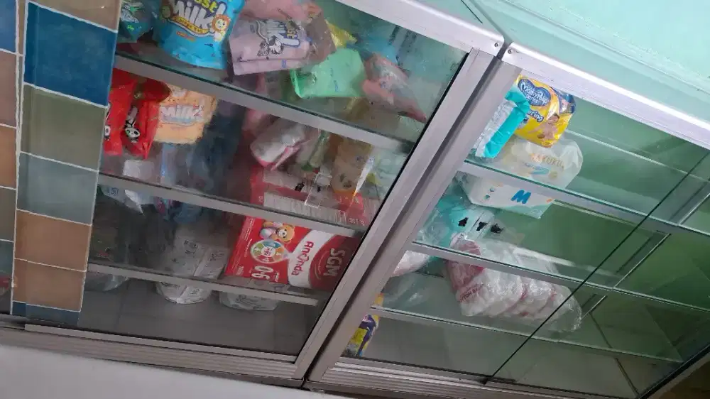 Etalase Kaca ukuran 110x90 kondisi bekas pemakaian 1th.