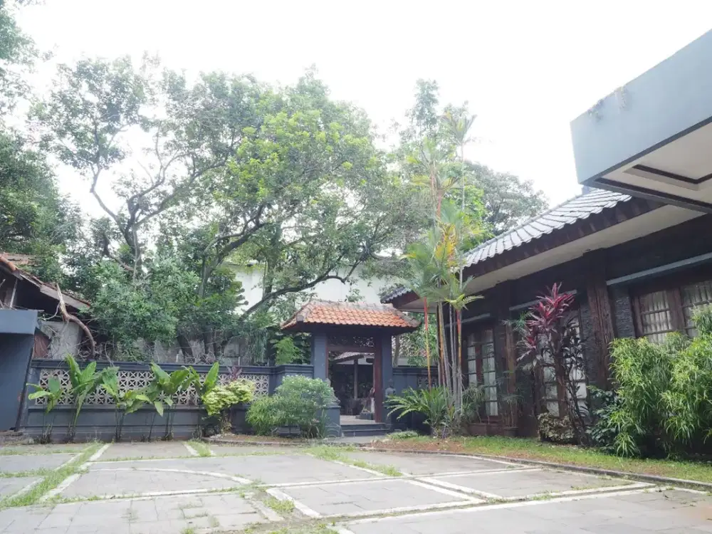 Rumah Dengan Kolam Renang Pribadi Lokasi Elit di Cilandak Jakarta Selatan