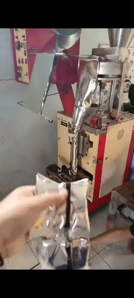 Mesin pengemas sachet otomatis dan pengaduk powder