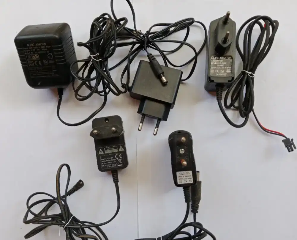 Adaptor AC/DC Berbagai Jenis