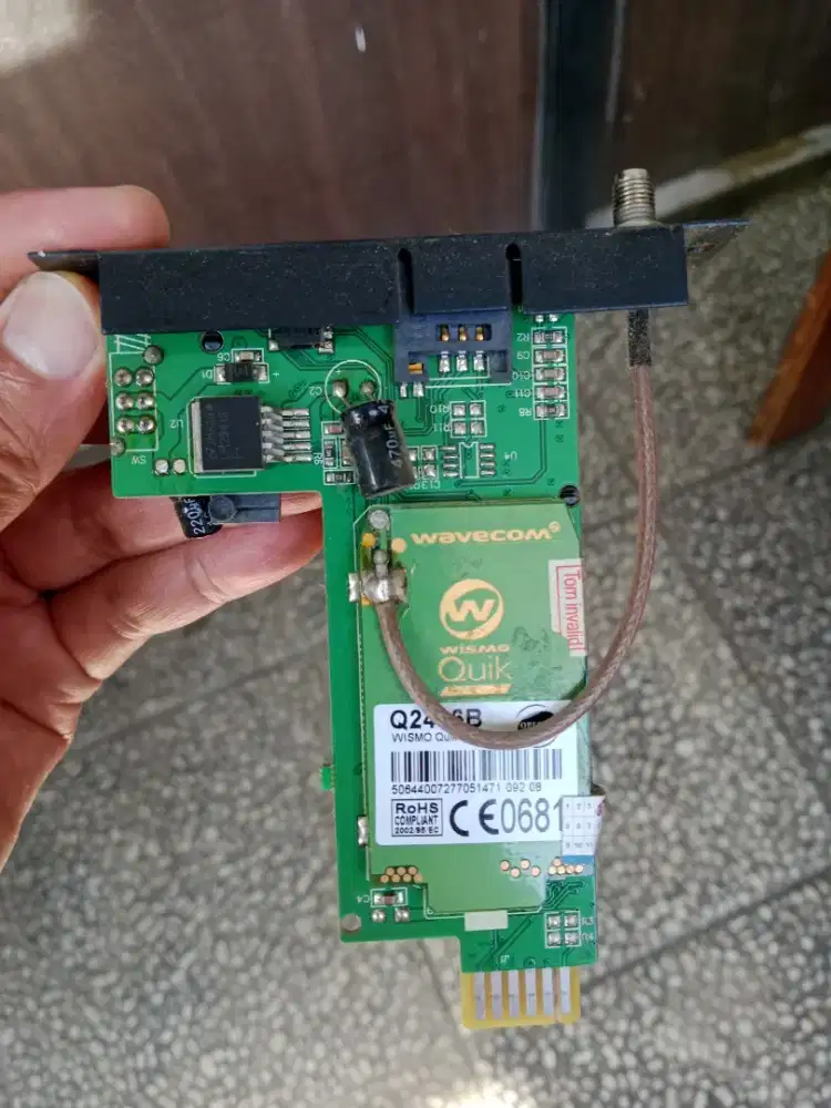 PCB Pinggiran Garis Kuning