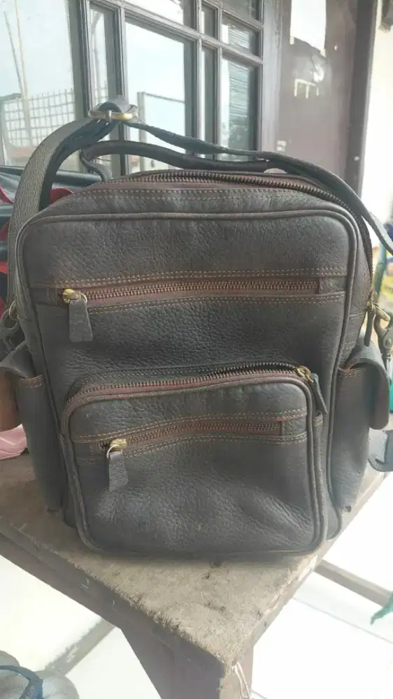 Tas selempang kulit asli pria
