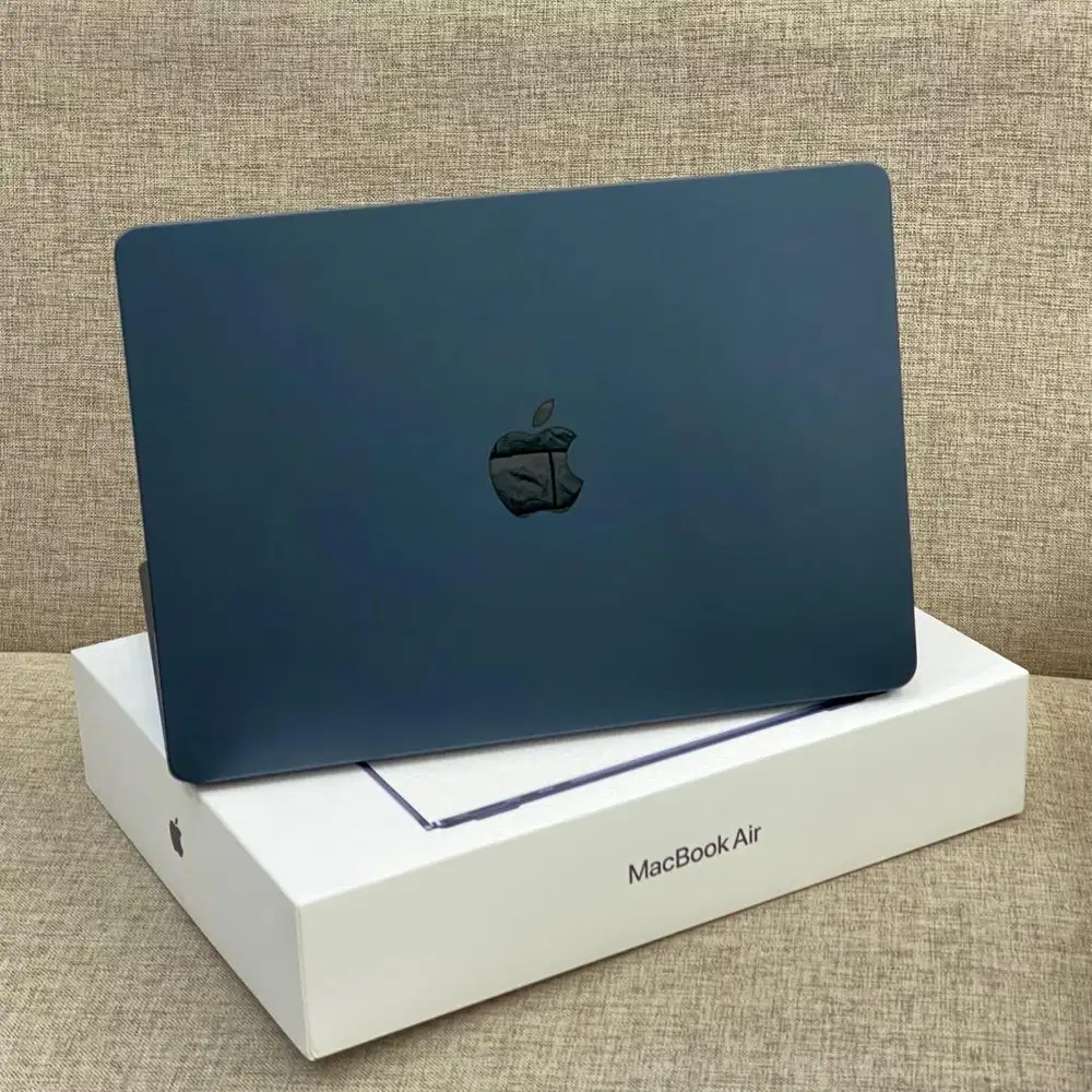 MacBook Air M2 13.6 inch Midnight 8/256GB like new
