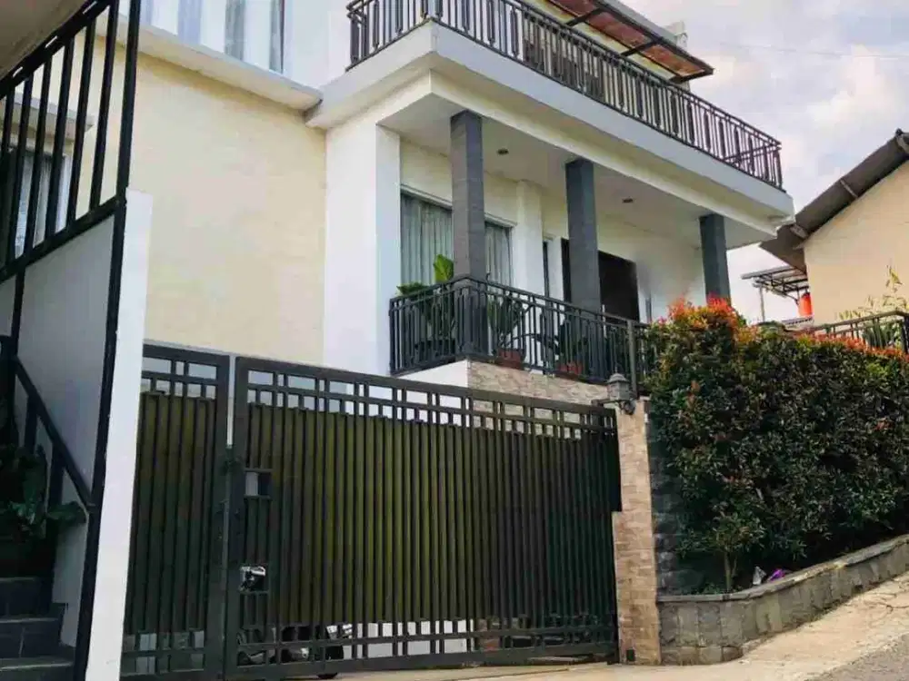 Rumah Mewah 3 Lantai + Gazebo, hanya 9 Menit ke Floating Market – Lembang