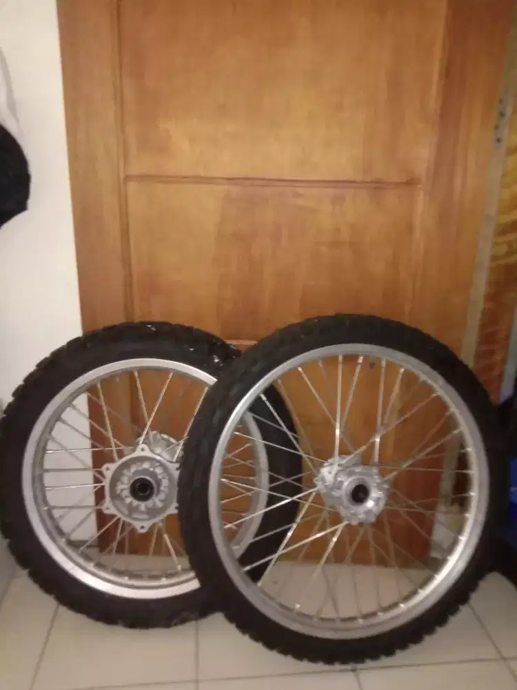 Velg orian+ban tahu dari WR155 depan belakang
