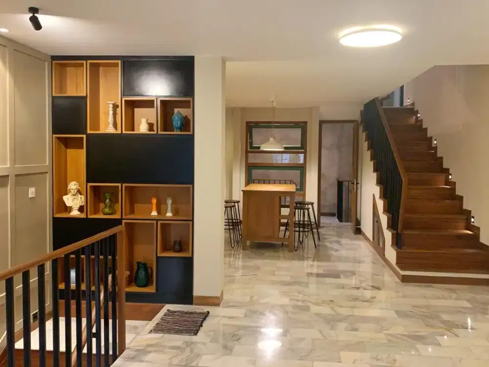 Dijual Rumah Baru Semi Furnish, Bangunan dua Setengah lantai di Rawamangun-Cipinang.