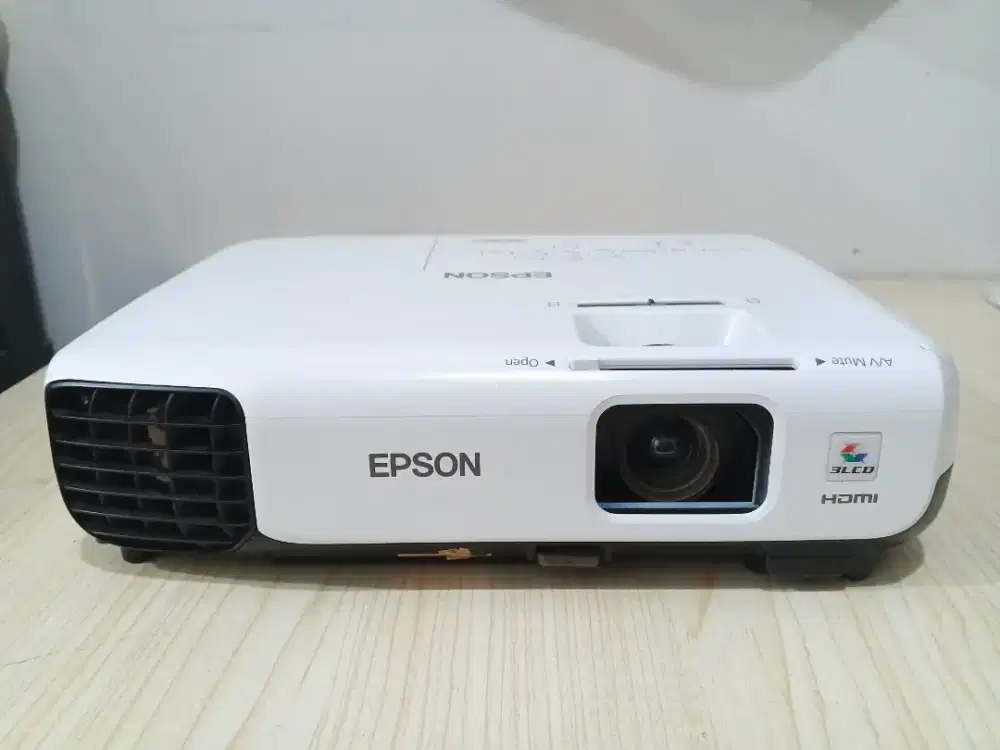 Proyektor Epson eb x200 HDMI terang normal