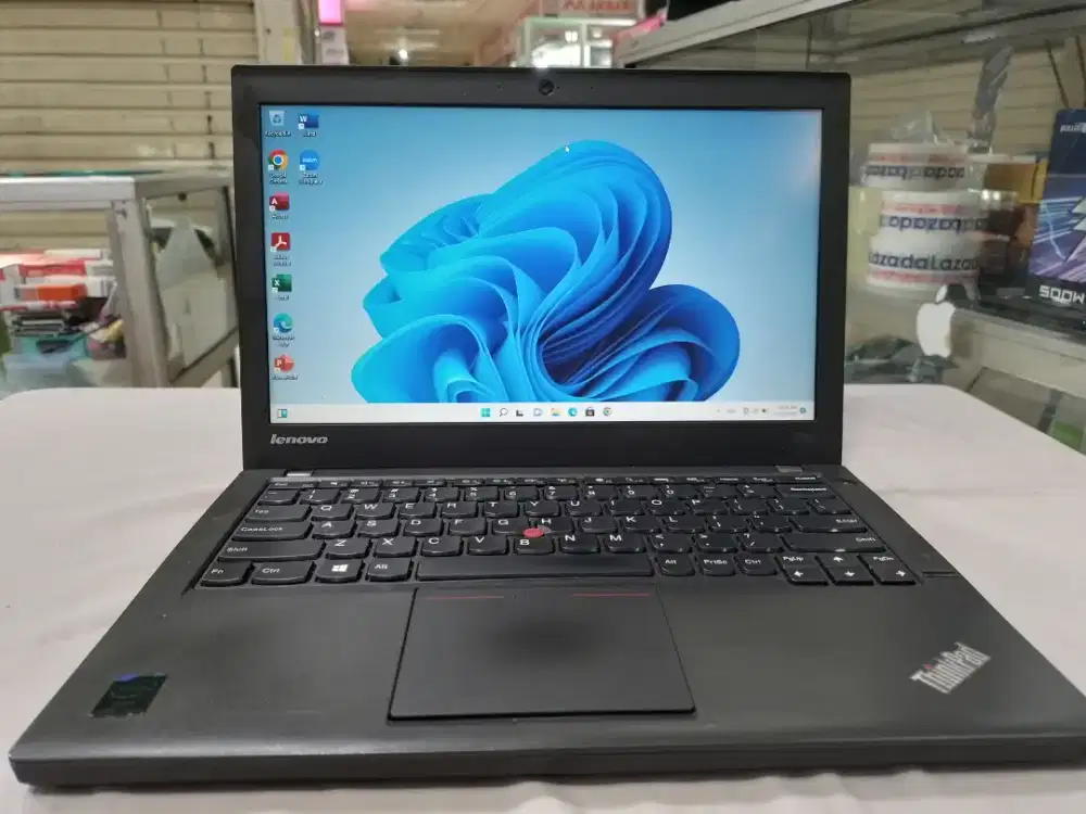 Laptop Thinkpad X240 layar 13.3 inchi
