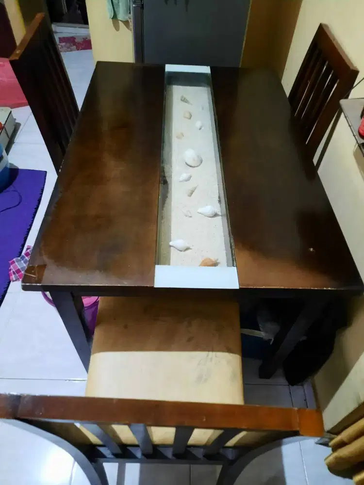 Meja makan 4 kursi