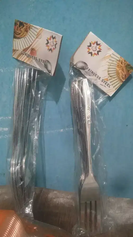 Garpu stainless steel dan piring