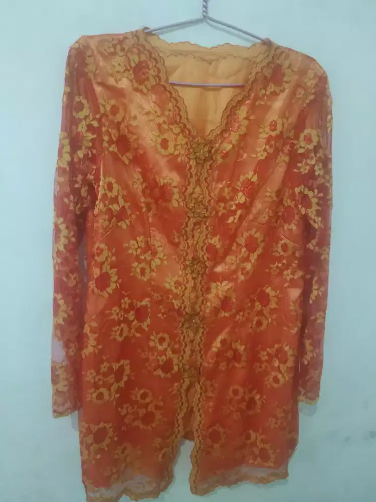 Kebaya warna jingga ukuran L