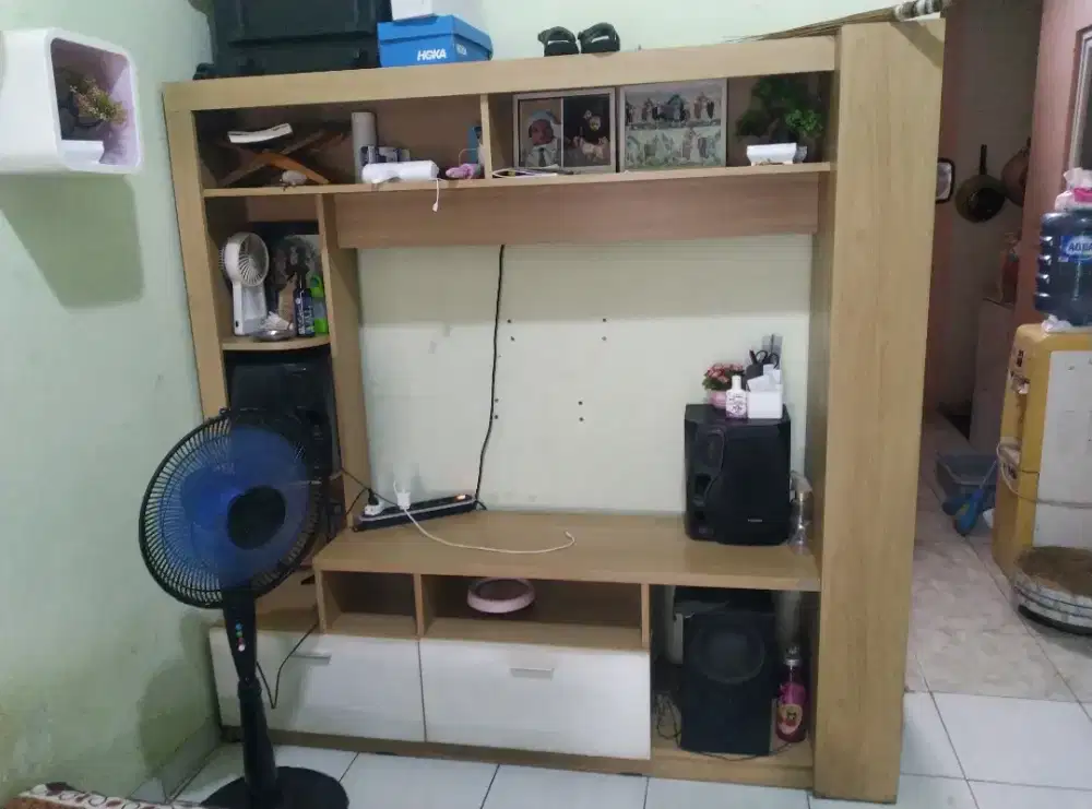 Lemari pajangan informa sapa tau ada yg butuh kondisi masih bagus
