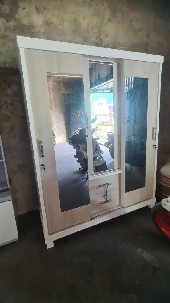 Lemari Pintu 3 baru siap pakai bahan kokoh dan bagus