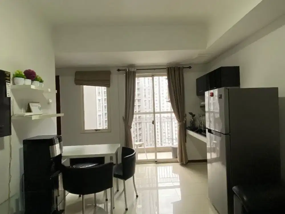 Disewa Apartemen tipe 2BR+ di Royal Mediterania Garden Furnish Lantai Sedang Lokasi Terbaik Dekat Akses ke Central Park Mall, APL Tower, SOHO