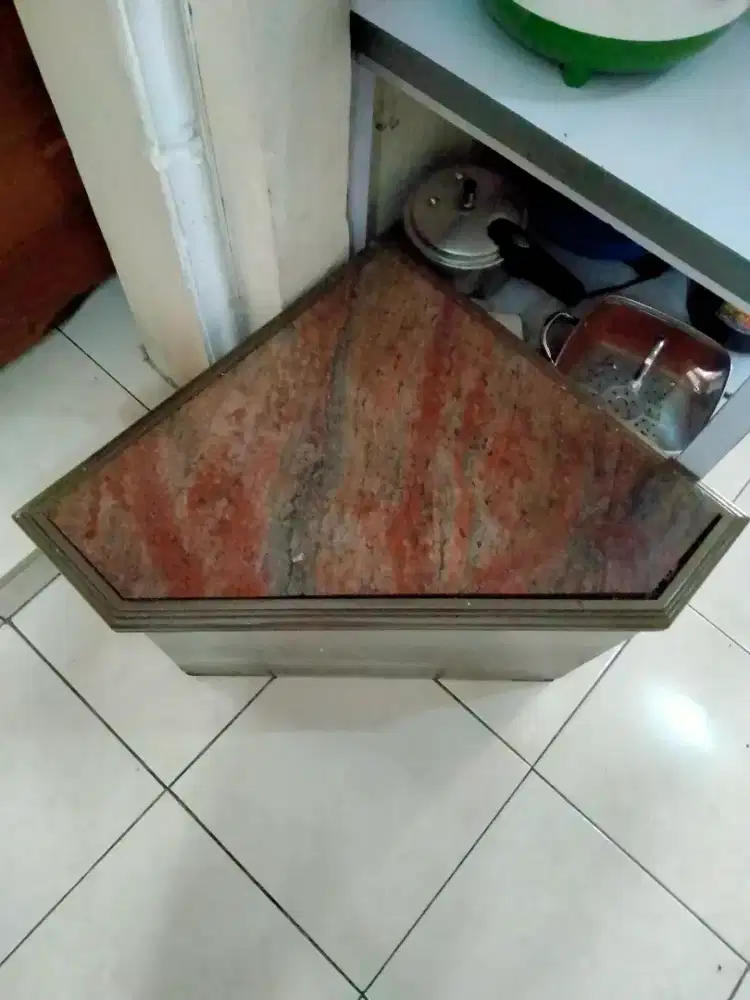 Meja Segi Tiga Marmer