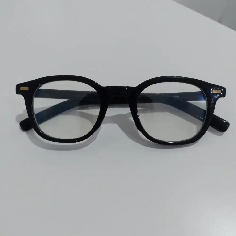 Kacamata frame hitam