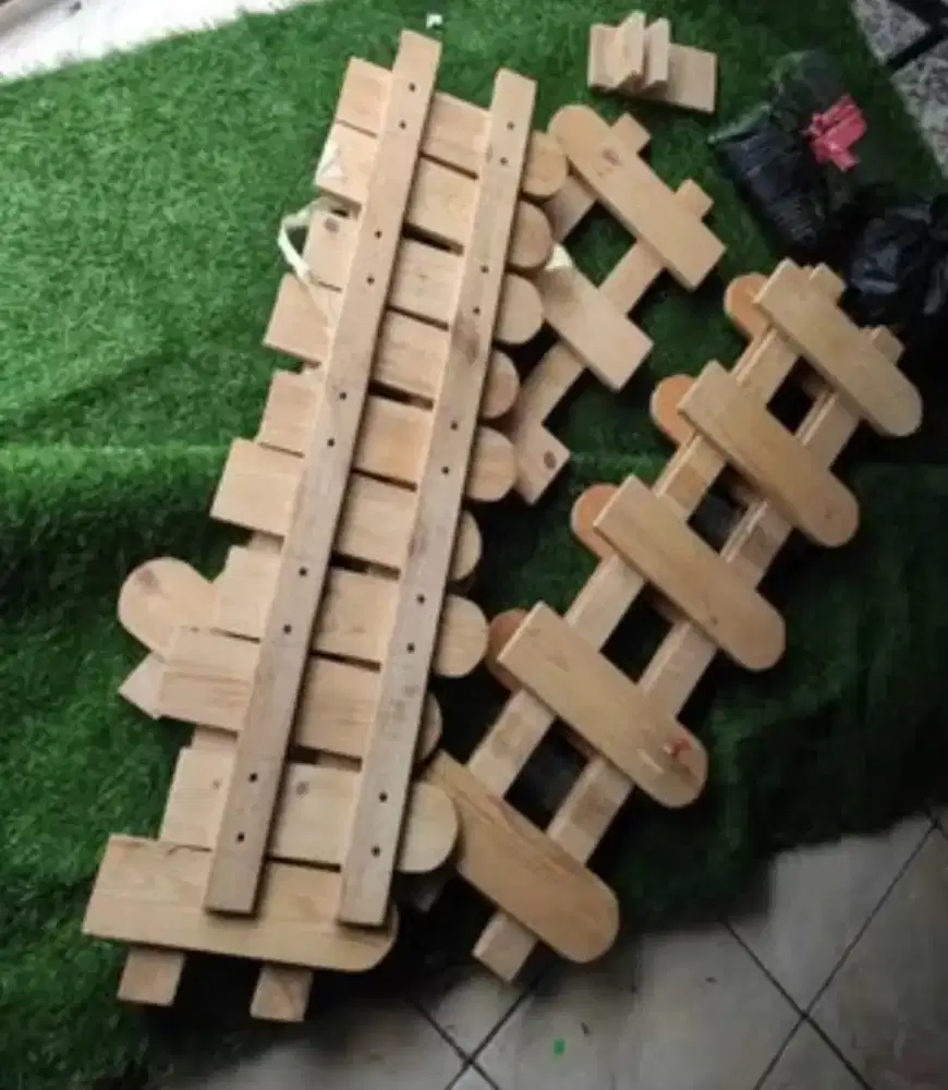 Rumput sintetis + pagar jati belanda