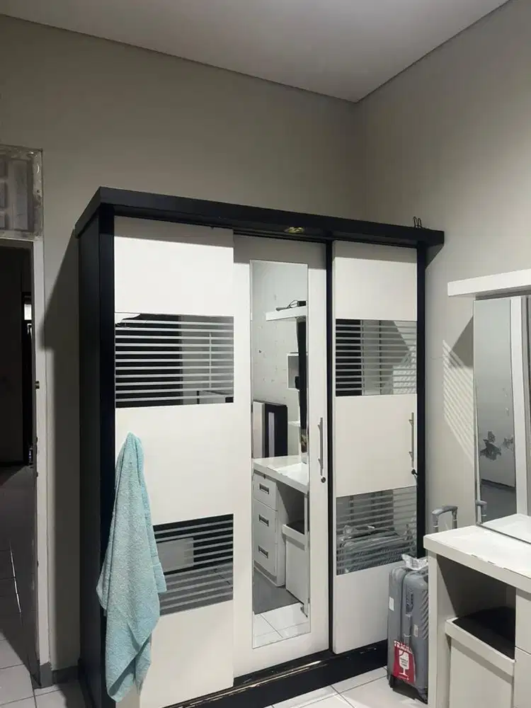 Lemari baju sliding 3 pintu