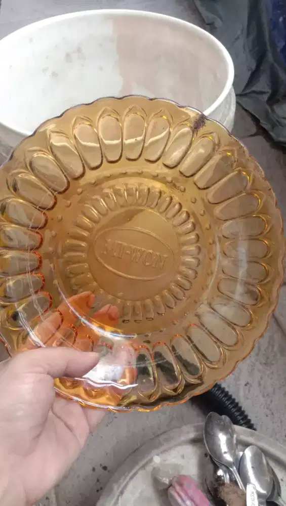 Piring kaca bening dan kuning