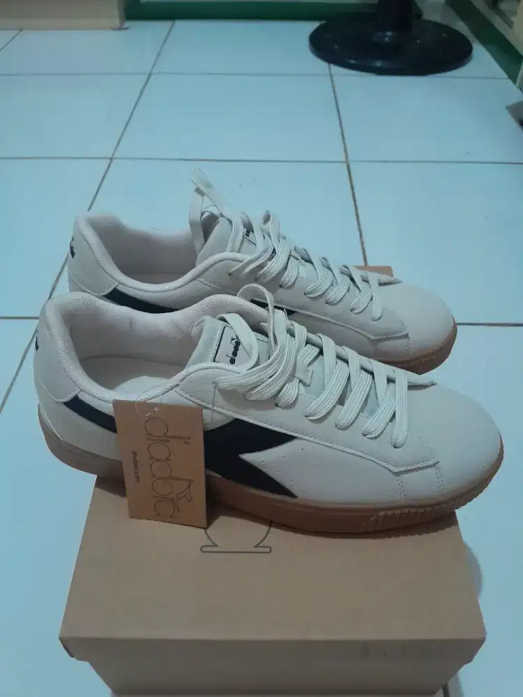 Sepatu Diadora Pizora