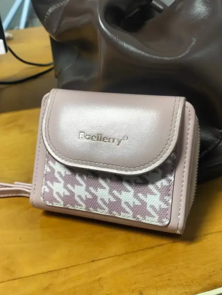 Dompet Lipat Pink: Sempurna untuk Daily Look.