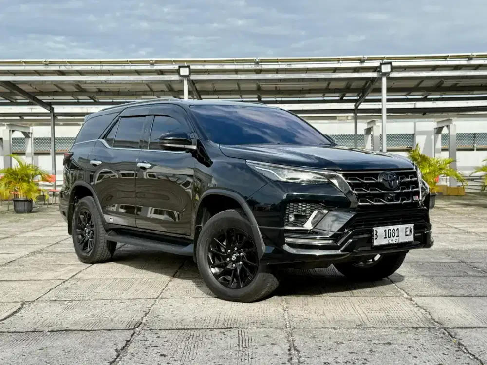 (Low km)Toyota Fortuner GR 2.8 AT. Tahun 2023. Hitam. Perfect cond