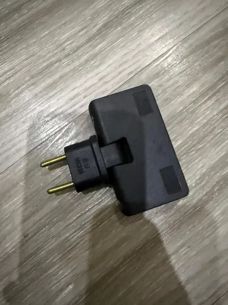 Steker cabang tiga hitam bisa di lepit