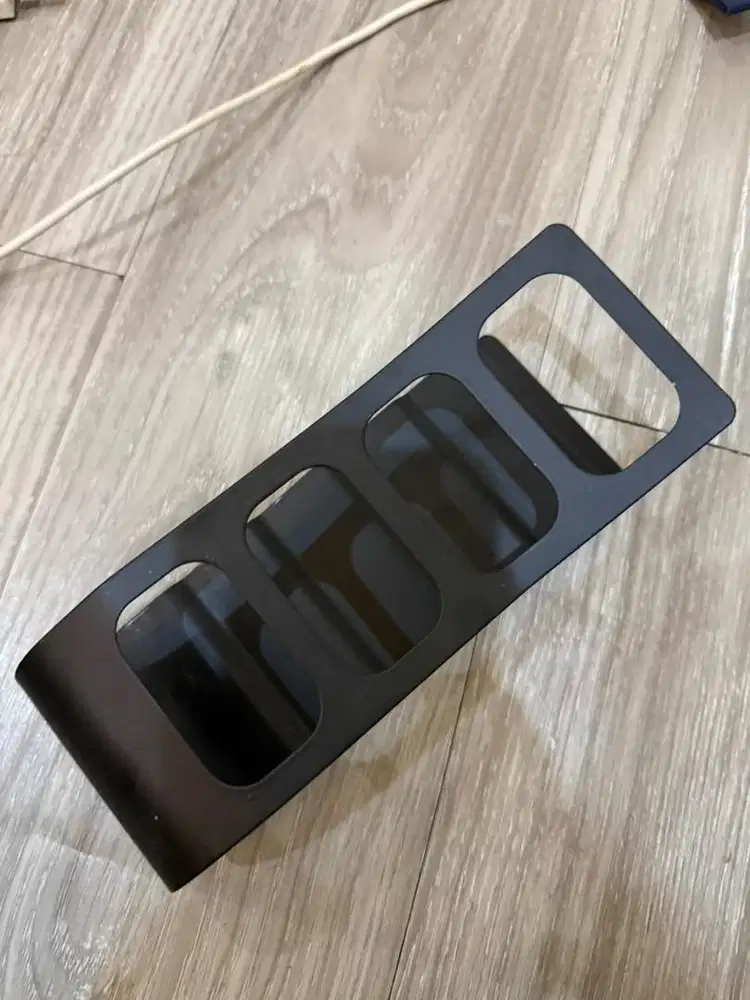 Tempat remote warna hitam meja