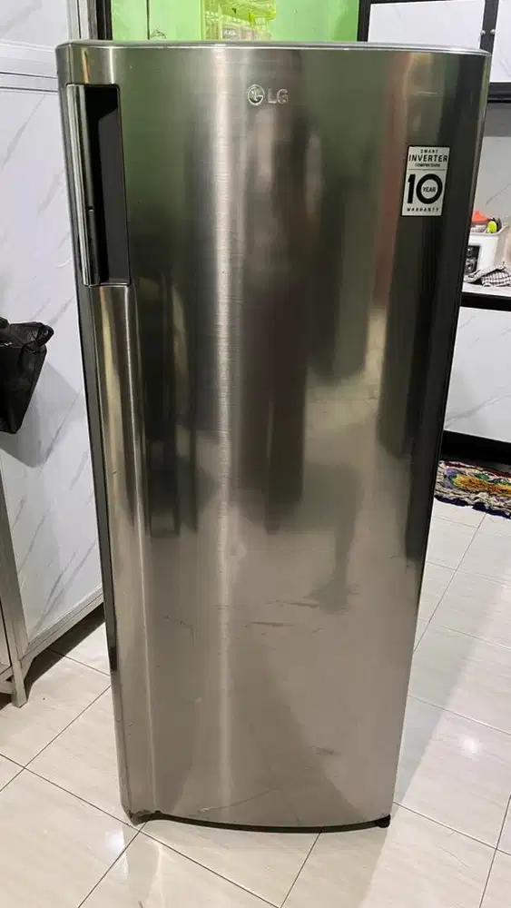 Kulkas frezer es batu 6 rak merek LG digital inverter