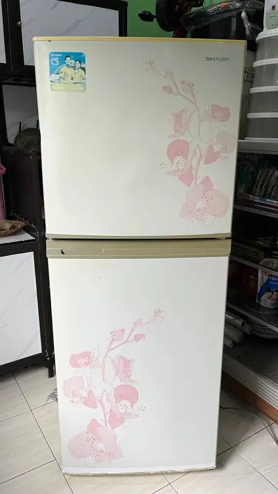Kulkas rumah tangga 2 pintu merek sharp kirie