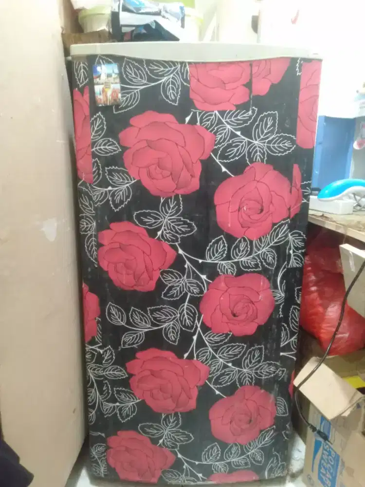 Kulkas Sharp, dingin & beku