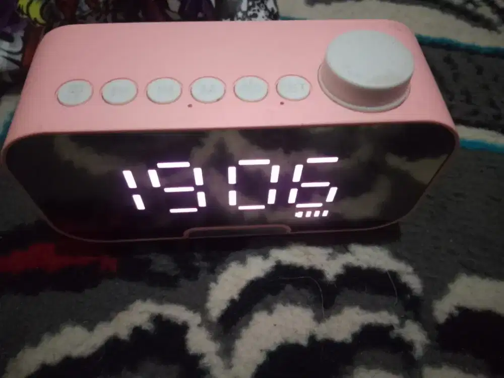 jam alarm, speaker Bluetooth dengan tampilan digital