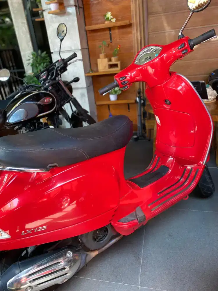 Vespa LX merah tahun 2018