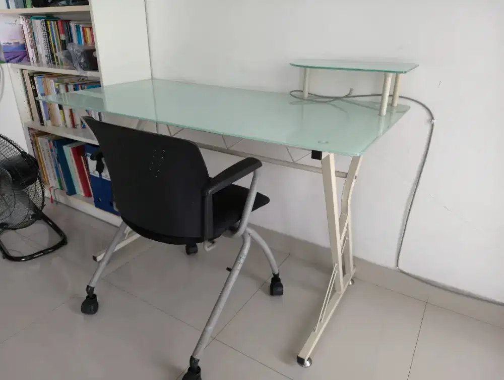 Meja & Kursi = Kerja / Belajar / Kantor / Rumah