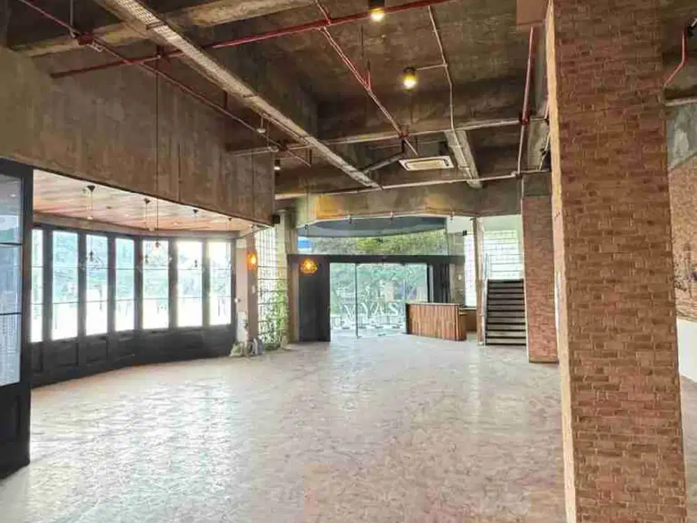 LANGKA!! DISEWAKAN GEDUNG KOMERSIAL PUSAT KOTA. PARKIR LUASDAN ADA LIFT