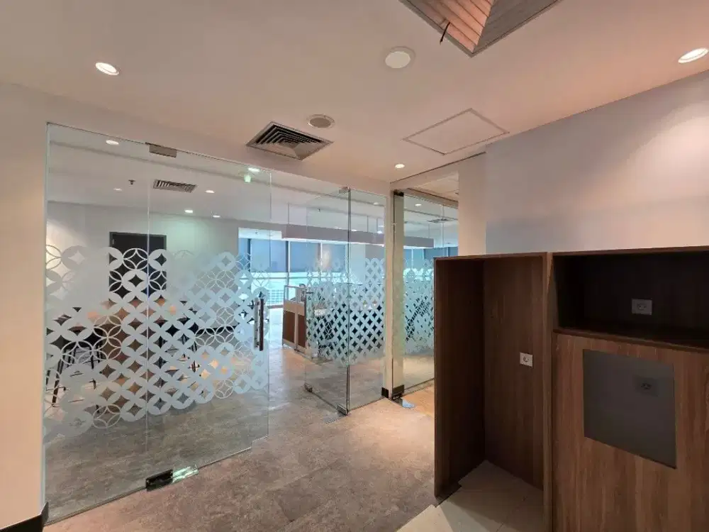 Sewa Office UOB Plaza Thamrin 280 sqm Furnished and Ready