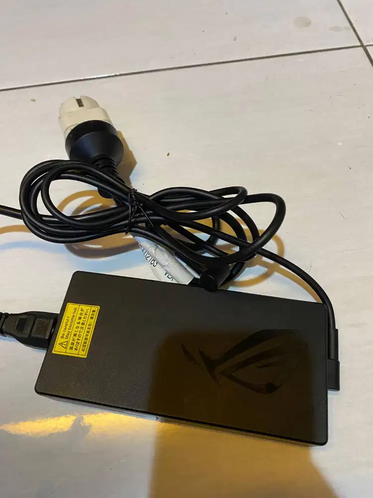 ASUS Adaptor Original Bawaan Laptop ROG TUF 20V 7.5A 150W Jarum FX95G