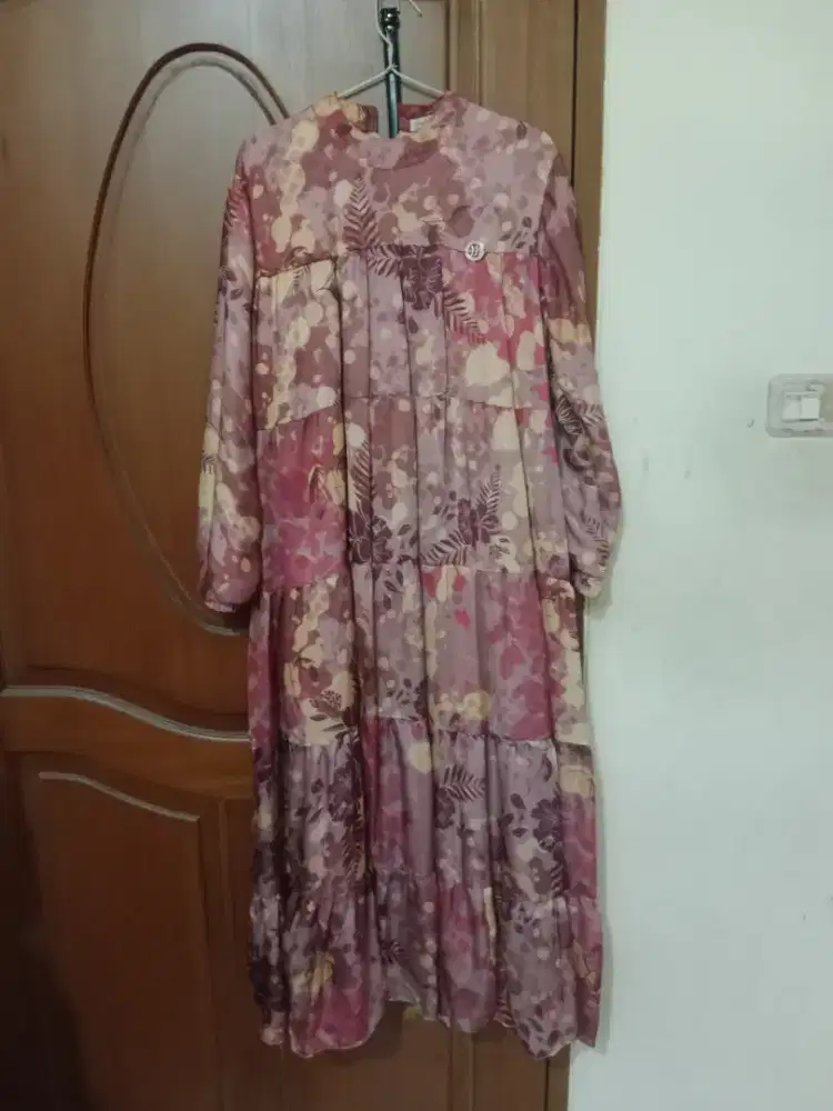 Baju busana muslim ada kerudungnya senada dengan warna baju