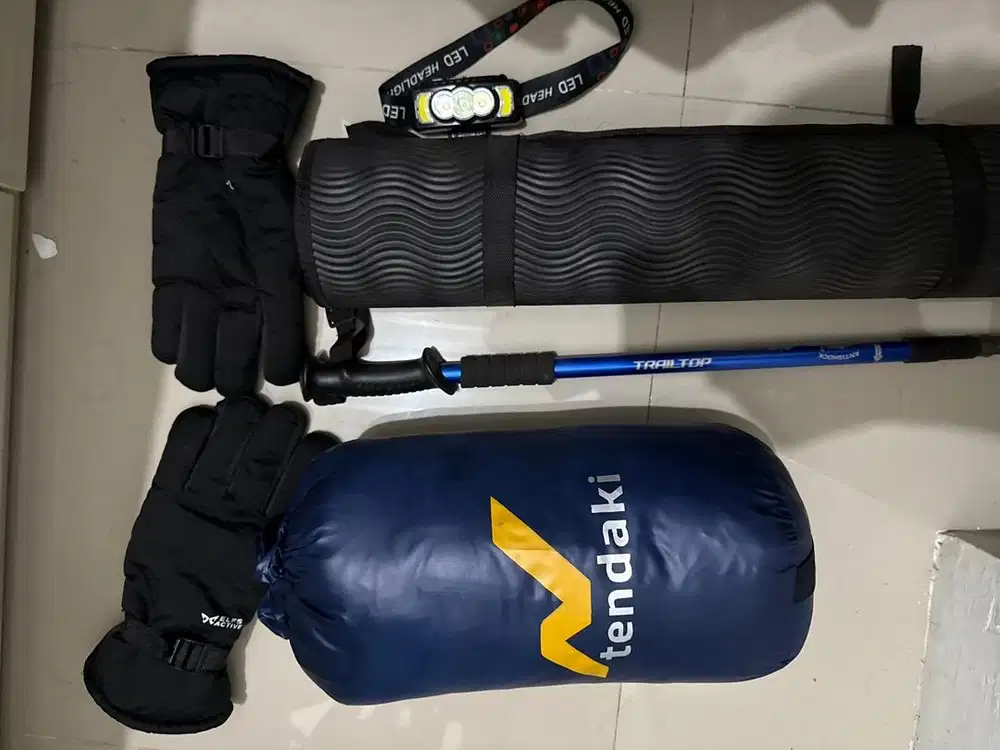 Di jual Peralatan Gunung sleeping bag,headlamp,matras,pole dan sarung