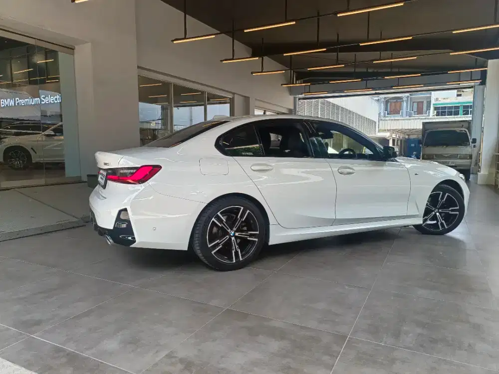 BMW 320i 2023 Bensin