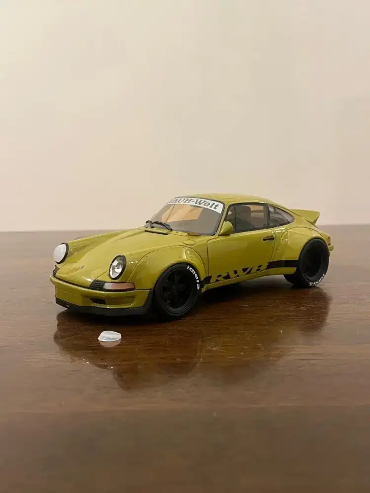 GT Spirit Porsche 911 (930) RWB 1973 Khaki Green
Mobil Model Car