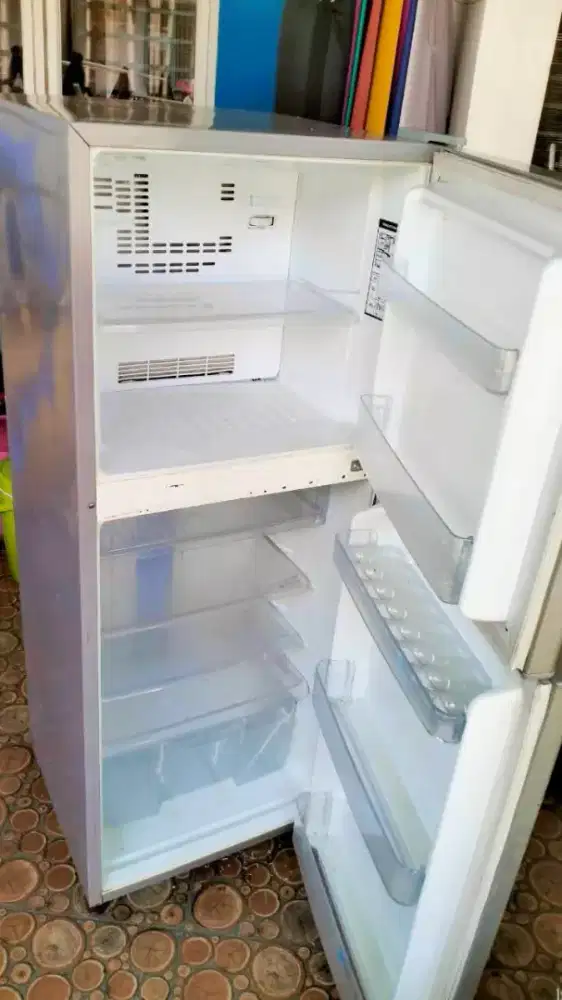 Kulkas 2 pintu toshiba