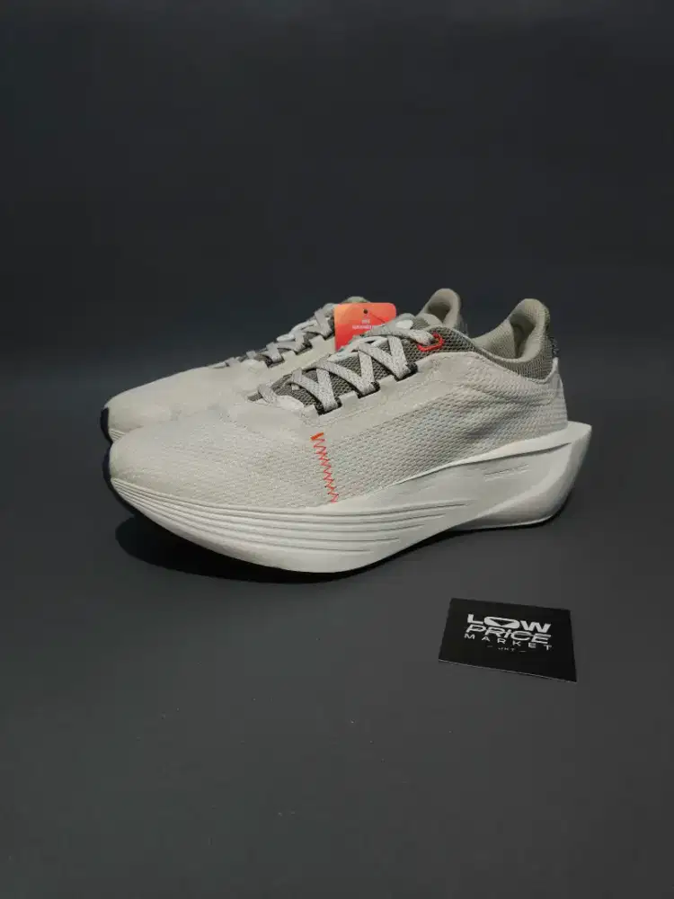 SEPATU RUNNING SPECS FLITE