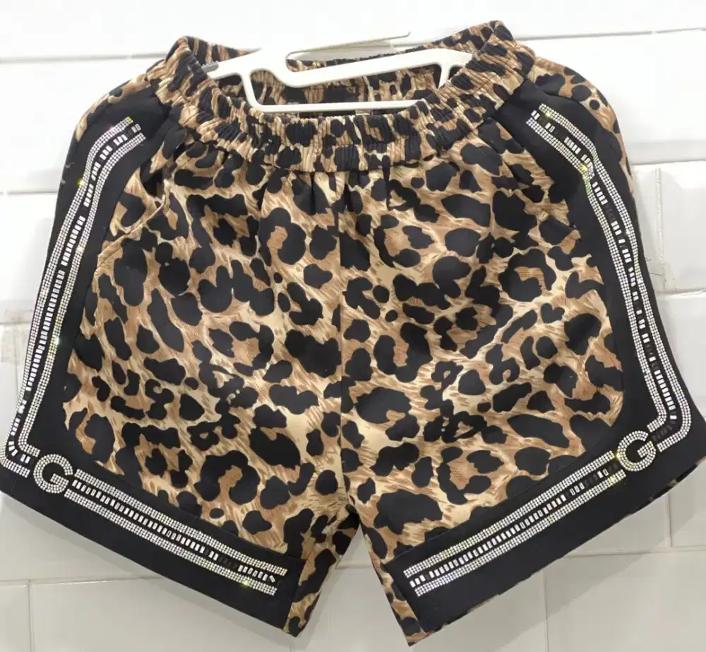 Preloved Celana Pendek LEOPARD