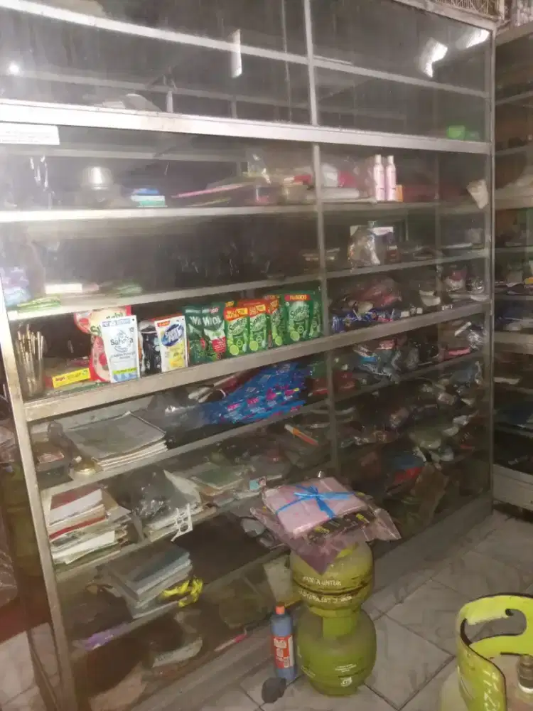 Lemari kaca (Etalase Toko)