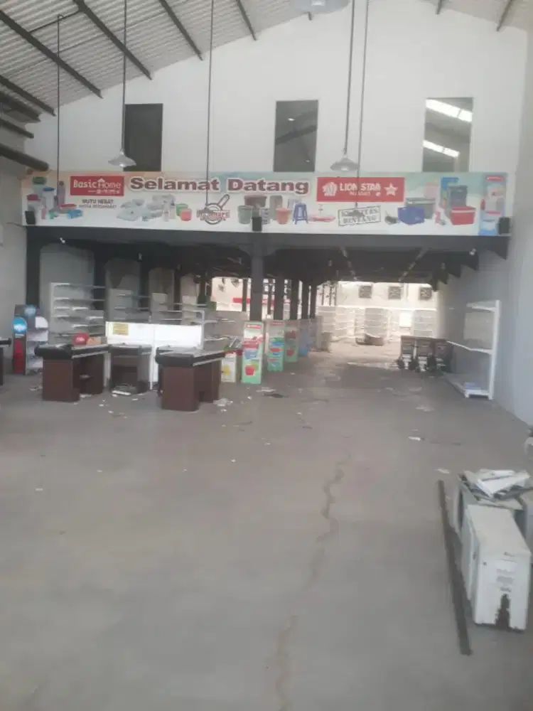 Disewakan tempat komersial area ex supermarket raya menganti