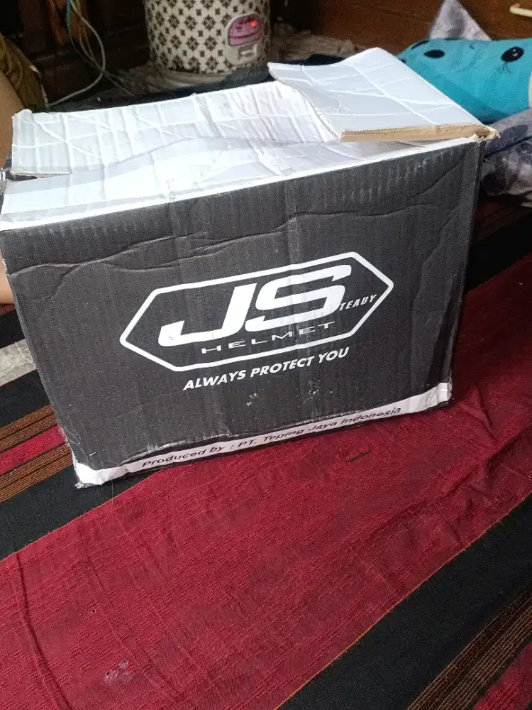 Helm mulus dus masih ada baru di pake sekali aja